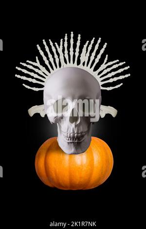 Vertikale Collage Bild von menschlichen Schädel Arme Skelett halloween Kürbis auf gruseligen schwarzen Hintergrund isoliert Stockfoto