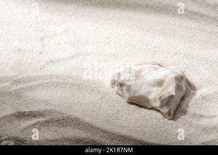 Natürlicher kosmetischer Hintergrund für die Produktpräsentation. Stockfoto