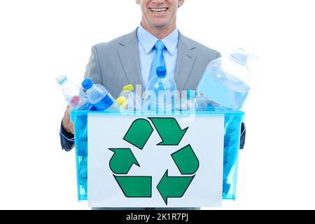 Im Geschäft mit Recycling. Ein Mann in einem Geschäftsanzug, der eine Schachtel mit Recycling hält. Stockfoto