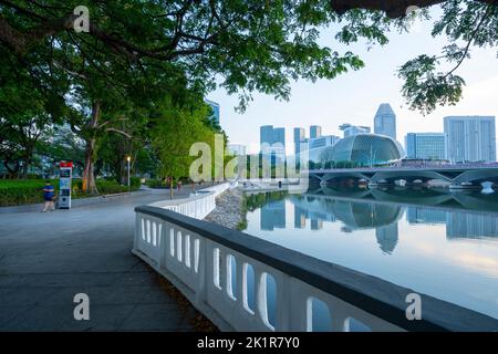 Queen Elizabeth Walk mit Skyline und Esplanade Theatern im Hintergrund. Marina Bay, Singapur Stockfoto