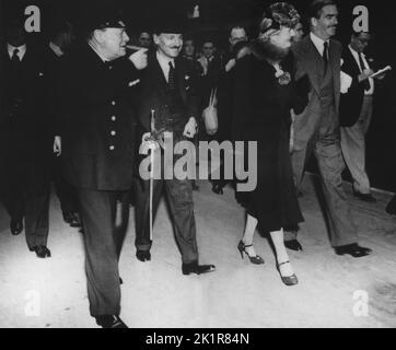 Winston Churchill mit seiner Frau Clementine, Clement Attlee und Anthony Eden. 1941 Stockfoto