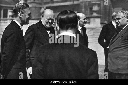 Winston Churchill mit H.M. dem König, Clement Attlee und Ernest Bevin.. London 1945. Stockfoto