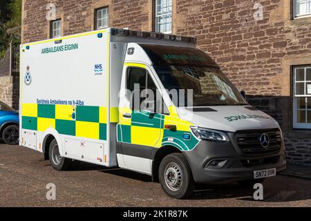 Ein Krankenwagen mit Text in englischer und schottischer gälischer Sprache in Schottland, Großbritannien Stockfoto