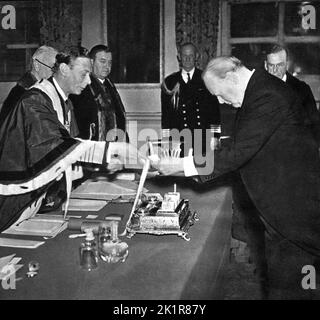 Winston Churchill erhält die „Freedom of the Shipwrights Company“ von HM King George VL. 1945 Stockfoto