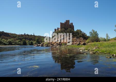 Überreste einer mittelalterlichen Burg von Almourol oder Castelo de Almourol auf einem Hügel neben dem Fluss Tejo im Stadtteil Praia do Ribatejo, Portugal, Santarém. Stockfoto