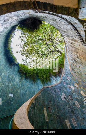 Blick von unten auf die beliebte instagram Spiral Staircase, Fort Canning Park, Singapur Stockfoto