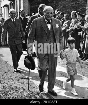 Winston Churchill bei einer Familientaufe mit seinem Enkel Nichola Soames. Hinter ihm steht der Feldmarschall Viscount Montgomery von Alamein, 1952 Stockfoto