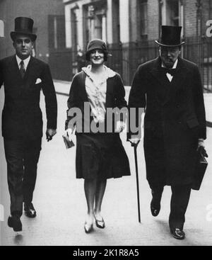 Winston Churchill als Schatzkanzler auf dem Weg zu seiner Haushaltsrede. Mit ihm: Seine Tochter Diana und Robert Boothby. 1924. Stockfoto