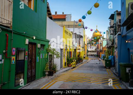 Farbenfrohe Hausdächer und Fassaden auf der Straße mit der Sultan-Moschee im Hintergrund. Kampong Gelam, Singapur Stockfoto