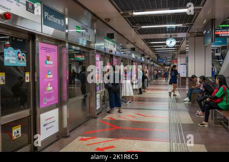 Pendler, die am MRT-Umsteigen auf den Zug warten. Singapur Stockfoto