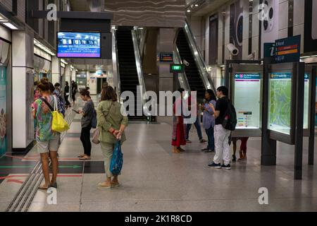 Pendler, die am MRT-Umsteigen auf den Zug warten. Singapur Stockfoto