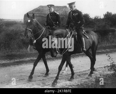 Winston Churchill zu Pferd mit Sir John Französisch während der Armee Manöver .. 1910 Stockfoto