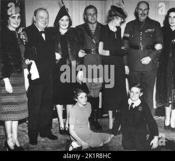 Winston Churchill anlässlich der Hochzeit von Randolph Churchill mit Pamela Digby. 1939 Stockfoto