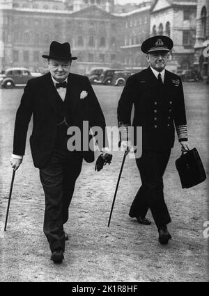 Winston Churchill mit 1. Sea Lord Admiral Sir Dudley Pound Stockfoto