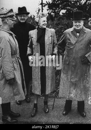 Winston Churchill mit seiner Frau Clementine und dem polnischen Kommandanten General Sikorski. 1941 Stockfoto