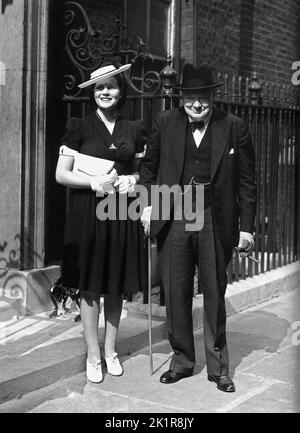 Winston Churchill mit seiner Tochter Mary vor der Downing Street 10. Juli 1942 Stockfoto
