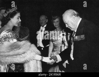 Winston Churchill wird von Königin Elizabeth II. Begrüßt. Sir Clement und Lady Atlee sehen auf. London 1955 Stockfoto