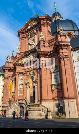 Schöne Sicht auf die Westfassade im Barockstil der berühmten Stiftskirche Neumünster mit der Kuppel dahinter. Die Kirche befindet sich in der Altstadt... Stockfoto