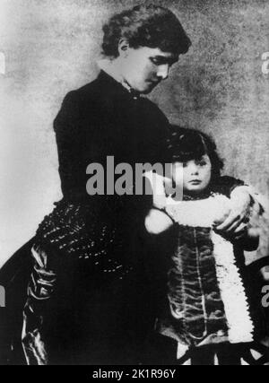 Winston Churchill im Alter von 2 Jahren mit seiner Mutter, Lady Randolph Churchill. Dublin. 1876 Stockfoto