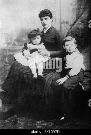 Winston Chruchill im Alter von 7 Jahren mit seiner Mutter, Lady Randolph Churchill, und seinem Bruder Jack. Blenheim Palace. 1882 Stockfoto