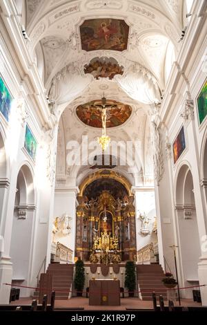 Toller Blick auf den Chor und die Altarapse, die über der Ostkrypta in der berühmten Stiftskirche Neumünster in Würzburg emporgehoben werden. Stockfoto