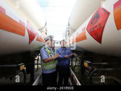 HANDAN, CHINA - 20. SEPTEMBER 2022 - Polizisten inspizieren Fahrzeuge, die gefährliche Chemikalien transportieren, in Handan, der nordchinesischen Provinz Hebei, am 20. September 202 Stockfoto