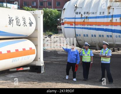 HANDAN, CHINA - 20. SEPTEMBER 2022 - Polizisten inspizieren Fahrzeuge, die gefährliche Chemikalien transportieren, in Handan, der nordchinesischen Provinz Hebei, am 20. September 202 Stockfoto