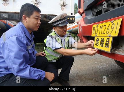 HANDAN, CHINA - 20. SEPTEMBER 2022 - Polizisten inspizieren Fahrzeuge, die gefährliche Chemikalien transportieren, in Handan, der nordchinesischen Provinz Hebei, am 20. September 202 Stockfoto