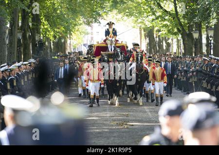 Den Haag, Niederlande. 20. September 2022. 2022-09-20 13:17:46 die Glaskutsche fährt auf der lange Voorhout in Richtung Koninklijke Schouwburg nach Prinsjesdag und weiter nach Prinsjesdag in Den Haag, Niederlande, 20. September 2022. Das neue Regierungsjahr beginnt am dritten Dienstag im September. Tausende von Menschen werden in Den Haag zum ersten Mal nach zwei Jahren der Einschränkungen des Coronavirus erwartet, um den Budget Day, auch bekannt als Prinsjesdag oder Prince's Day, zu begehen, an dem König Willem-Alexander die Rede vom Thron in der Schouwburg hält. Kredit: ANP/Alamy Live Ne Gutschrift: ANP/Alamy Live New Stockfoto