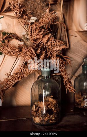 Loft-Komposition aus getrockneten Blumen in einem dunklen Zuhause Stockfoto