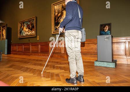 Die Abbildung zeigt einen Mann mit dem Gehstock einer blinden Person vor einer Pressekonferenz des KMSKA Koninklijk Museum Schone Kunsten (Musee Royal des Beaux-Arts - Royal Museum of Fine Arts), in Antwerpen, Dienstag, 20. September 2022. Das Museum wurde 11 Jahre lang renoviert und nach dieser Pressekonferenz wieder eröffnet. BELGA FOTO JONAS ROOSENS Stockfoto