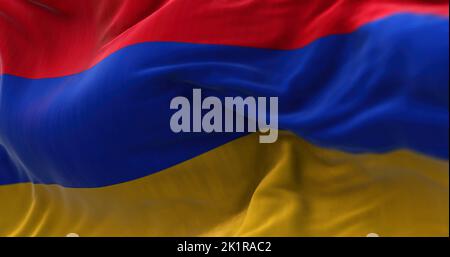 Nahaufnahme der armenischen Nationalflagge, die im Wind winkt. Armenien ist ein Binnenland im armenischen Hochland Westasiens. Fabelhaft Stockfoto