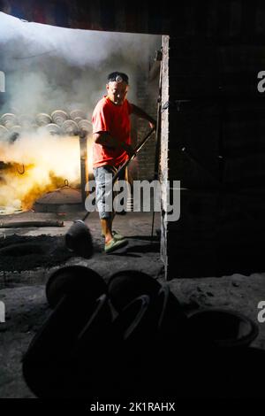 CHONGQING, CHINA - 19. SEPTEMBER 2022 - Eine Ansicht von Tontöpfen, die von einem Meister in Chongqing, China, gefeuert wurden, 19. September 2022. Sandgeschirr wird aus lokalen Uni hergestellt Stockfoto