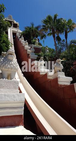 Eine vertikale Aufnahme der Wasserrutsche des Tower of Power im Siam Park in Costa Adeje, Teneriffa, Spanien Stockfoto