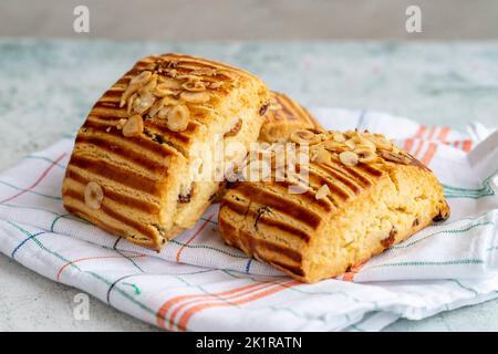 İstanbul Cookies. Kekse mit Haselnüssen und Rosinen auf grauem Hintergrund. Nahaufnahme Stockfoto