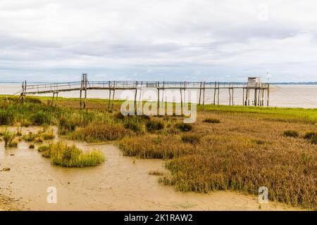 Le Carrelet werden die Fischerhütten auf Stelzen an der Mündung der Gironde genannt. Goulée, Lesparre-Médoc, Frankreich Stockfoto