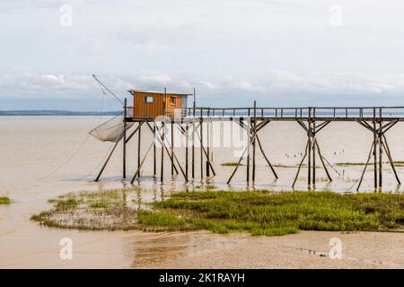 Le Carrelet werden die Fischerhütten auf Stelzen an der Mündung der Gironde genannt. Goulée, Lesparre-Médoc, Frankreich Stockfoto