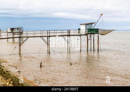 Le Carrelet werden die Fischerhütten auf Stelzen an der Mündung der Gironde genannt. Goulée, Lesparre-Médoc, Frankreich Stockfoto