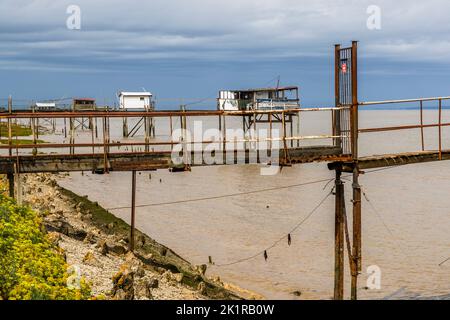 Le Carrelet werden die Fischerhütten auf Stelzen an der Mündung der Gironde genannt. Goulée, Lesparre-Médoc, Frankreich Stockfoto