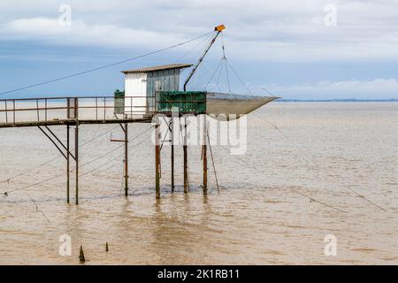 Le Carrelet werden die Fischerhütten auf Stelzen an der Mündung der Gironde genannt. Goulée, Lesparre-Médoc, Frankreich Stockfoto