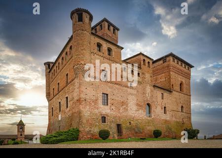 Berühmtes castel namens castel Grinzane cavour in Piemont, Langhe, Italien Stockfoto