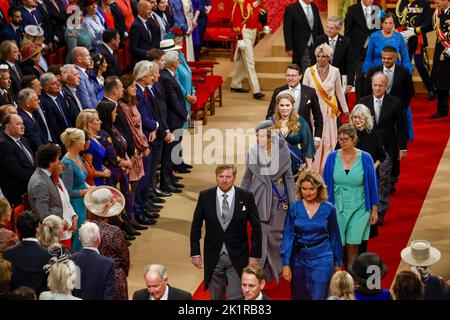 Den Haag, Niederlande. 20. September 2022. 2022-09-20 13:49:45 DEN HAAG - König Willem-Alexander und Königin Maxima, Kronprinzessin Amalia, Prinz Constantijnen und Prinzessin Laurentien auf Prinsjesdag, vor der Rede vom Thron in der Koninklijke Schouwburg. Die Rede vom Thron wird in diesem Jahr in der Schouwburg verlesen, da der Ridderzaal aufgrund der Renovierung des Binnenhofs nicht verfügbar ist. Quelle: ANP/Alamy Live News Stockfoto