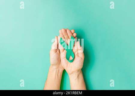 September Monat des Bewusstseins für Eierstockkrebs, Frau mit blaufarbener Bändchenfarbe für die Unterstützung von Menschen, die leben, und Krankheit. Gesundheitswesen und Weltkrebstag c Stockfoto