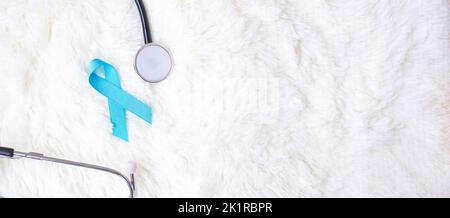November Prostatakrebs-Bewusstsein, helles blaues Band mit Stethoskop zur Unterstützung von Menschen, die leben und krank sind. Diabetes-Tag, Internationale Männer und W Stockfoto