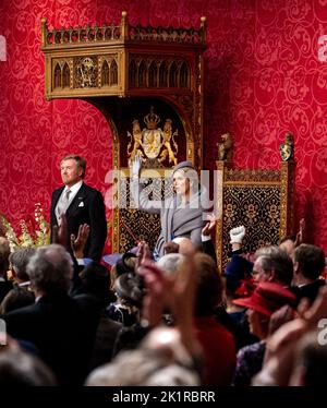 Den Haag, Niederlande. 20. September 2022. 2022-09-20 13:49:19 DEN HAAG - König Willem-Alexander liest die Rede vom Thron zu den Mitgliedern des Senats und des Repräsentantenhauses in der Koninklijke Schouwburg am Tag des Prinzen. Neben ihm Königin Maxima. Die Rede vom Thron wird in diesem Jahr in der Schouwburg verlesen, da der Ridderzaal aufgrund der Renovierung des Binnenhofs nicht verfügbar ist. Quelle: ANP/Alamy Live News Stockfoto