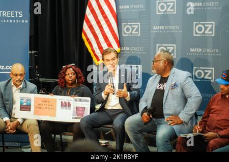 Philadelphia, USA. 19. September 2022. Mehmet Oz, MD, antwortet auf Sheila Armstrongs Bitte, etwas gegen Waffengewalt in Philly zu tun, mit einem Gespräch über die Schulwahl während einer geschlossenen Gemeinschaftsdiskussion über Waffengewalt und öffentliche Sicherheit im Germantown-Teil von Philadelphia, PA, am 19. September 2022. (Foto von Cory Clark/Sipa USA) Quelle: SIPA USA/Alamy Live News Stockfoto