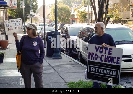 Philadelphia, USA. 19. September 2022. Wahlkampfaktivisten versammeln sich am 19. September 2022 vor einer Veranstaltung der Oz-Kampagne zur Unterstützung seines Gegners John Fetterman im Stadtteil Germantown in Philadelphia, PA. (Foto von Cory Clark/Sipa USA) Quelle: SIPA USA/Alamy Live News Stockfoto