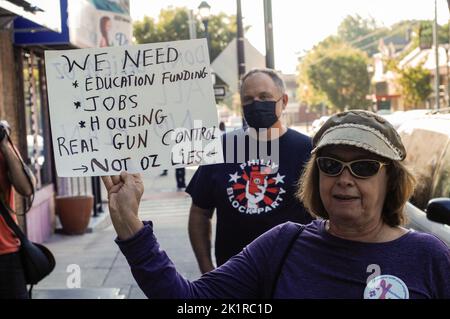 Philadelphia, USA. 19. September 2022. Demonstranten versammelten sich am 19. September 2022 vor einer Veranstaltung der Oz-Kampagne zur Unterstützung seines Gegners John Fetterman im Stadtteil Germantown von Philadelphia, PA. (Foto von Cory Clark/Sipa USA) Quelle: SIPA USA/Alamy Live News Stockfoto