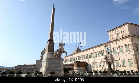 Der Quirinalspalast war der Sitz der Päpste und jetzt der Präsident der Republik. Der Obelisk des Quirinale und der Palast der Consulta befinden sich auf dem Stockfoto