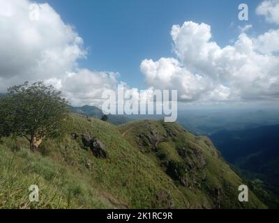 Eine wunderschöne Aufnahme des Little Adam's Peak an einem sonnigen Tag in Sri Lanka unter blauem bewölktem Himmel Stockfoto